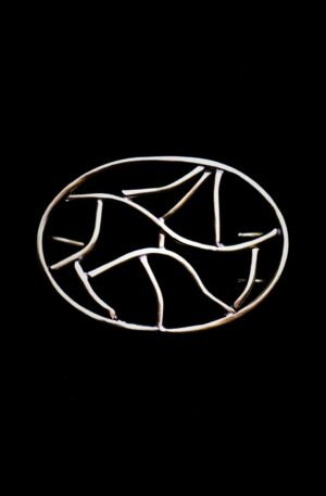 Cinto con hebilla Vtroux en bronce, diseño orgánico de líneas libres y correa intercambiable. Un accesorio con fuerza escultórica.