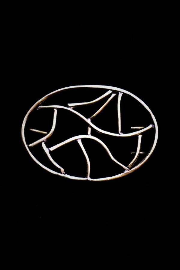 Cinto con hebilla Vtroux en bronce, diseño orgánico de líneas libres y correa intercambiable. Un accesorio con fuerza escultórica.