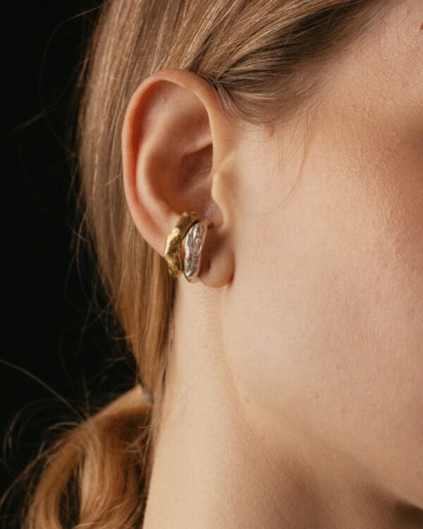 Ear Cuff UNF en bronce brillante, joya contemporánea sin perforación.