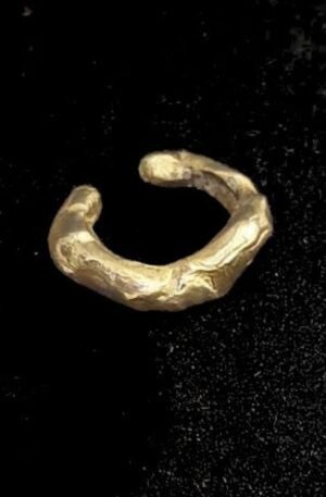 Ear Cuff UNF en bronce satinado, diseño envolvente