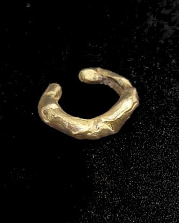 Ear Cuff UNF en bronce satinado, diseño envolvente
